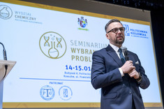 Minister M. Kulasek podczas otwarcia seminarium "Wybrane problemy chemii",