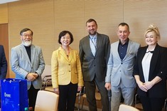 Spotkanie w sali semnatu. Od lewej: dr M. Szal, Y. Koyama, prof. A. Kim,  prof. PRz Y.Bilan,  prof. G. Ostasz, mgr K. Kania,