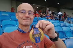 Robert Jakubowski na stadionie Śląskim z medalem 