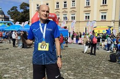 Marek Soboleski na Rynku w Przemyślu po biegu Przemyska Dycha