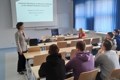 Prof. Angela Kim podczas wykładu na Wydziale Zarządzania,